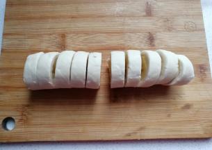 再切去首尾两侧不要，然后五片一组切开；（首尾两侧比较空，暂时切去不用）