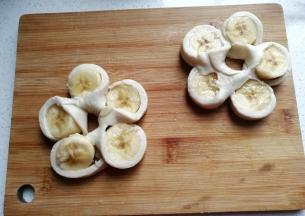 然后一片一片拨开扭一下，围成圆圈，花形就出来了；