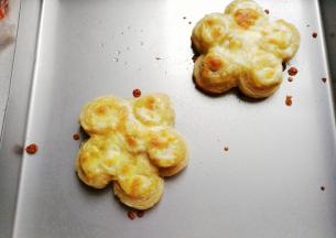 烤好后出炉趁热吃，超美味。（挡不住诱惑出炉就吃了一个，留下一个拍照吧）