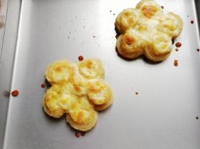 烤好后出炉趁热吃，超美味。（挡不住诱惑出炉就吃了一个，留下一个拍照吧）