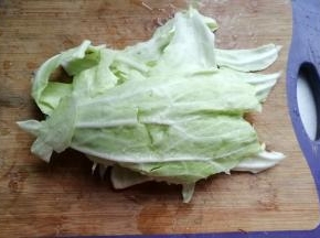 圆白菜适量洗净沥干；