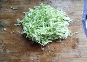 然后切成细丝备用；