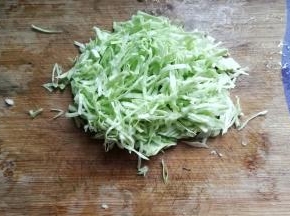 然后切成细丝备用；