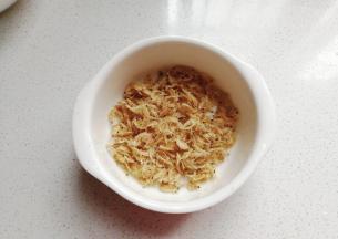 虾皮适量备用；