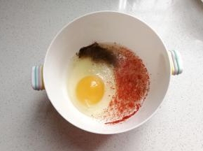 鸡蛋一个打入碗中，再调入适量盐、料酒、胡椒粉和辣椒粉搅拌均匀；