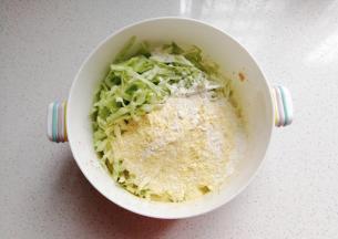 然后放入虾皮、面粉和圆白菜丝；