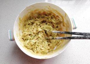 再把全部食材搅拌均匀；