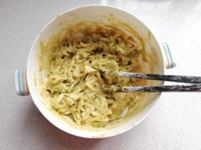 再把全部食材搅拌均匀；