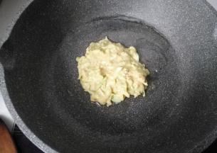 不粘锅放少许油，取适量面糊放入中间；