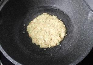 然后把面糊摊成薄饼，小火煎制；