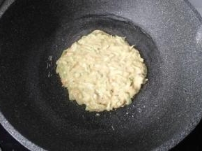 然后把面糊摊成薄饼，小火煎制；