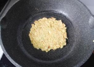 煎至金黄后翻面，把另一面也煎至金黄即可，再继续煎完剩下的面糊。