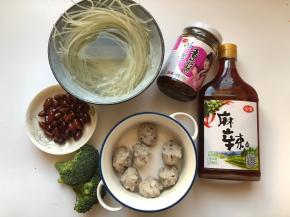 准备好食材，米粉提前浸泡