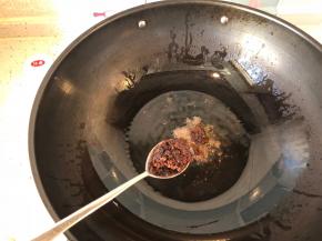 热锅热油小火炒香麻辣香菇酱