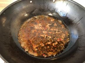 加入适量清水煮开，加适量食盐调味