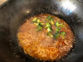 放入西兰花煮1分钟