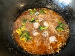 放入鱼丸煮1分钟后关火