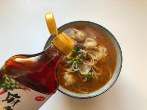 盛到汤碗中，根据个人口味加入麻辣油