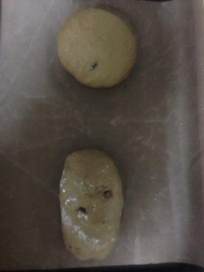 整形成喜欢的样子 为了配合茶的主题 我整了一个圆 一个长方 放入烤箱 加热水二次发酵 