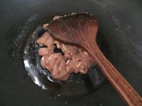 锅里热油后倒入腌制好的鸡肉煎至鸡肉变白后捞出备用