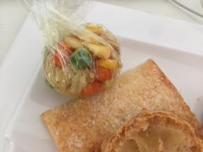 取炒好的咖喱饭装在保鲜膜中，拧紧实