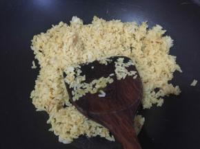 锅里加入一块咖喱块加入适量开水小火化开咖喱块，然后倒入煮熟的米饭