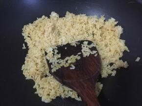 锅里加入一块咖喱块加入适量开水小火化开咖喱块，然后倒入煮熟的米饭