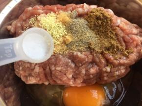 放入2分之一小勺的盐。