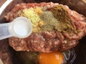 放入2分之一小勺的盐。