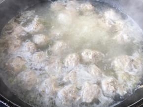 先用汤把肉圆养至漂起来。