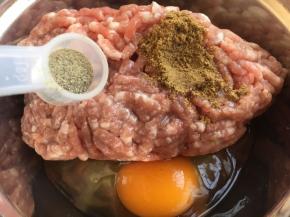 放入3分之一小勺的白胡椒粉。