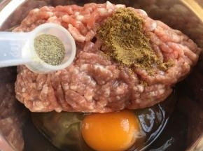 放入3分之一小勺的白胡椒粉。