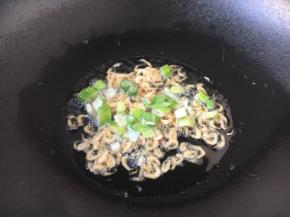 热锅凉油放入干虾皮，干虾皮炒至浅金黄色有香味时放入葱花爆香。