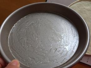 学厨7寸的披萨盘，抹上少许玉米油