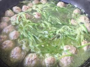 大火煮开，煮至你所喜欢的青萝卜丝和粉丝的软硬度即可，放入适量的盐调味，放入白胡椒粉增鲜提味即可。