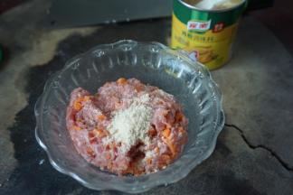 再加入家乐鸡粉调味料拌匀后用手拍打至上劲，腌制半小时