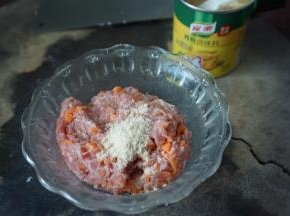 再加入家乐鸡粉调味料拌匀后用手拍打至上劲，腌制半小时