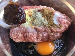 放入1勺的黄豆酱。