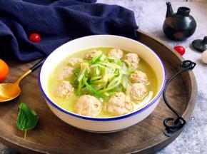 青萝卜肉圆汤成品图。
