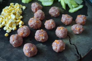 然后将猪肉捏成小丸子备用