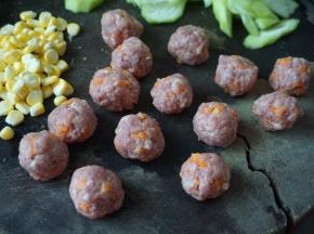 然后将猪肉捏成小丸子备用