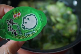 加入家乐猪骨口味的浓汤宝煮至融化即可