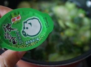 加入家乐猪骨口味的浓汤宝煮至融化即可
