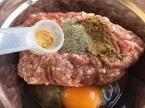 放入3分之一小勺的姜粉。