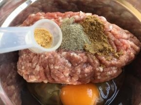 放入3分之一小勺的姜粉。