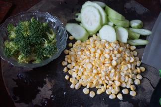 玉米剥粒、西兰花撕小朵、丝瓜去皮切片