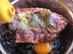 放入3分之一小勺的鸡汁酱。