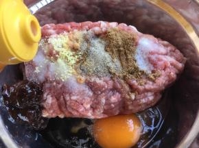 放入3分之一小勺的鸡汁酱。