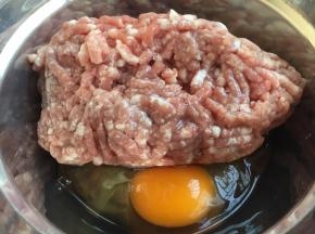 肉馅里放入一个鸡蛋。