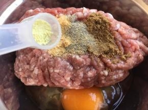 放入2分之一小勺的鸡精。